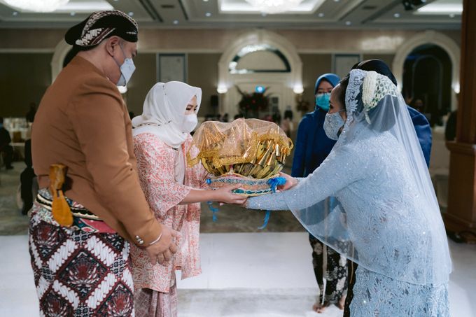 Shangrilla Hotel - Akad Nikah Anis Dony Adat Jogja  by Shangri-La Hotel - 012