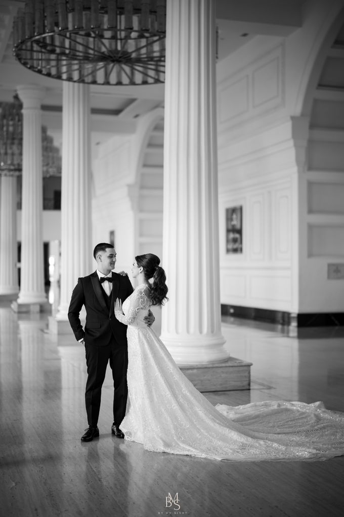 Timeless White: An Intimate Wedding Affair by Jean Tirtamarta - 005