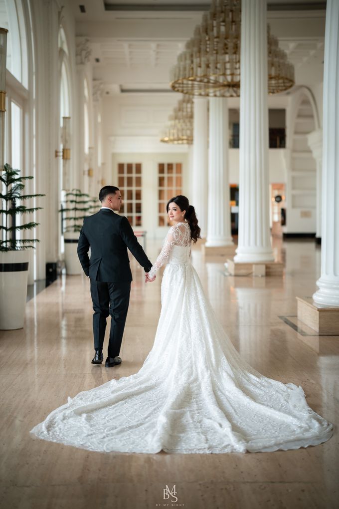 Timeless White: An Intimate Wedding Affair by Jean Tirtamarta - 004