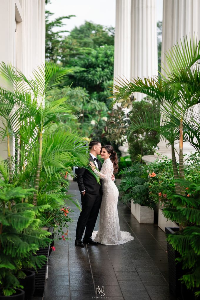 Timeless White: An Intimate Wedding Affair by Jean Tirtamarta - 006