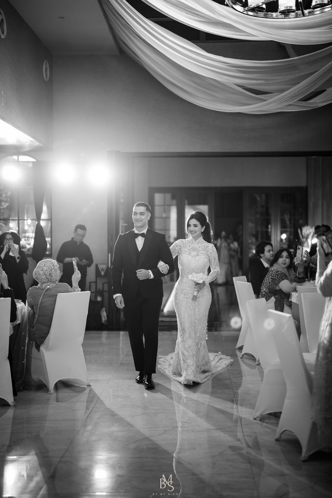 Timeless White: An Intimate Wedding Affair by Jean Tirtamarta - 003