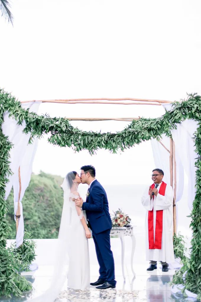 White Beauty Wedding theme by THE UNGASAN CLIFFTOP RESORT BALI - 015 White Beauty Wedding theme by THE UNGASAN CLIFFTOP RESORT BALI - 015