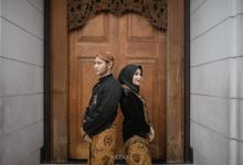 Endah and Candra by artari photography