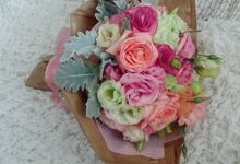 Hand bouquets / flower gift box by Flora woods