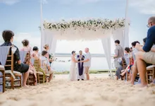 Intimate Beach Wedding by Mariyasa