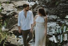 Couple Photosession Roxana at Tegenungan Waterfall #couplephotobali #baliphotoshoot by KAMALA WEDDINGS
